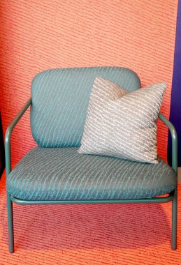 Yastıklı modern tasarım koltuğu