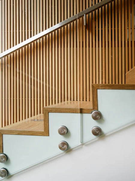 木制和金属制的内部楼梯 — 图库照片