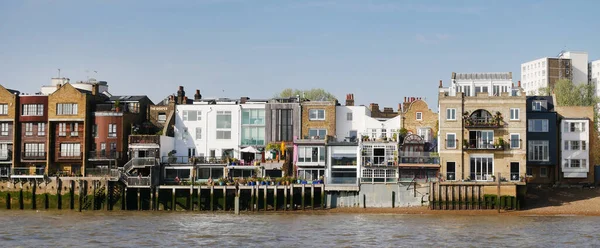 Londra Nehri kıyısı 