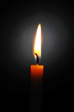 siyah arka planda mum