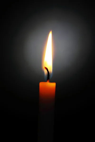 Свеча на черном фоне — стоковое фото