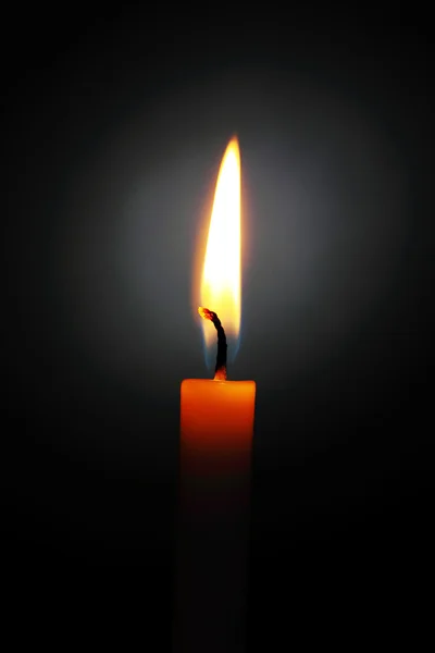 Svíčka v černém pozadí — Stock fotografie