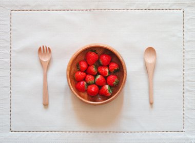 çilek ile yemek masası