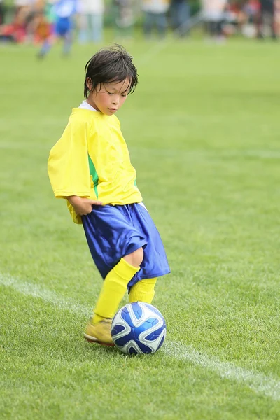 Маленький футболіст в Японії — стокове фото