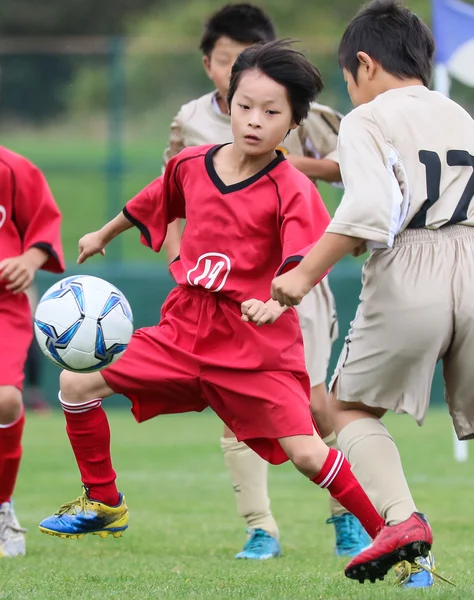 Маленький футболіст в Японії — стокове фото