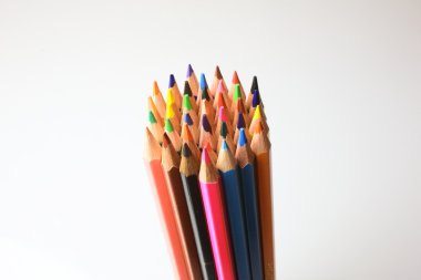 Beyaz masa üzerinde renkli kalem