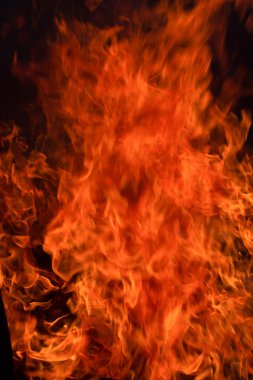 Yangın ve siyah arka plan