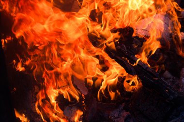 Yangın ve siyah arka plan