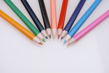 Beyaz masa üzerinde renkli kalem