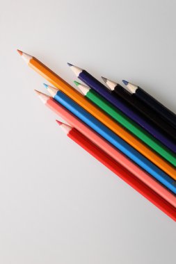 Beyaz masa üzerinde renkli kalem