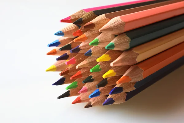 Crayon de couleur sur bureau blanc — Photo