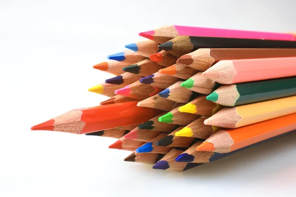 Lápis colorido na mesa branca — Fotografia de Stock