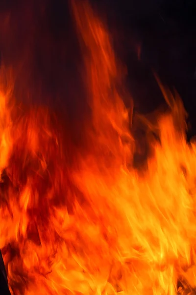 Feuer und schwarzer Hintergrund — Stockfoto