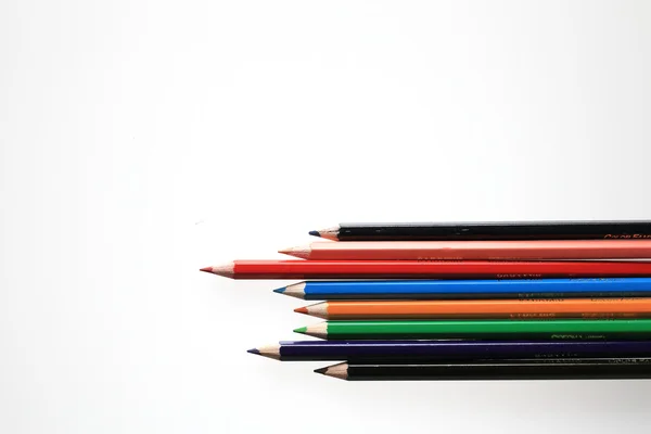 Цветной карандаш на белом столе — стоковое фото