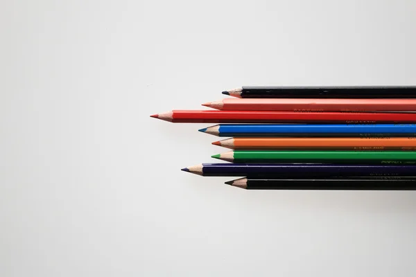 Цветной карандаш на белом столе — стоковое фото
