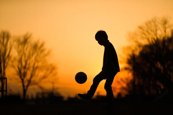 夜に小さなサッカー選手 — ストック写真