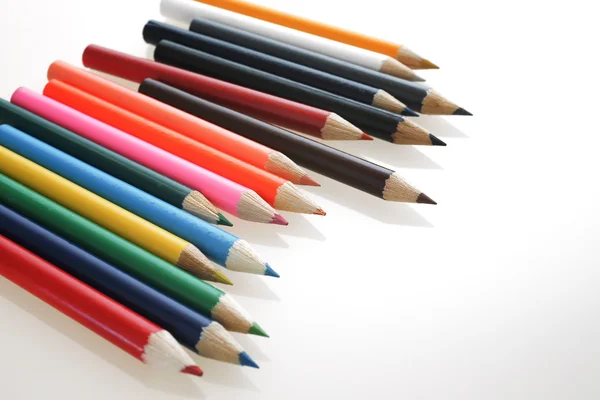 Lápis colorido em branco deesk — Fotografia de Stock