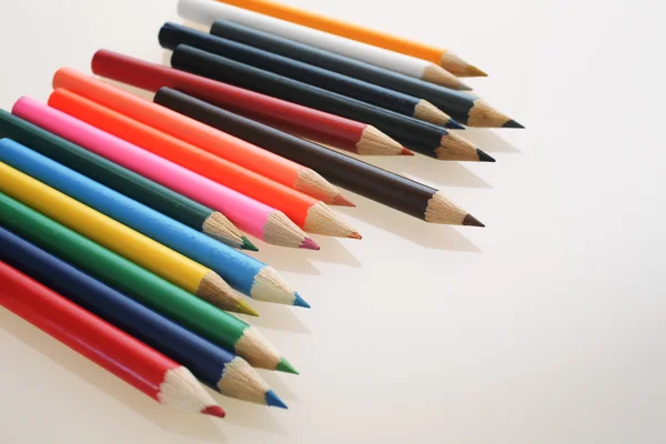 Crayon de couleur sur bureau blanc — Photo