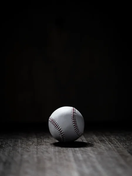 Baseball auf schwarzem Hintergrund — Stockfoto