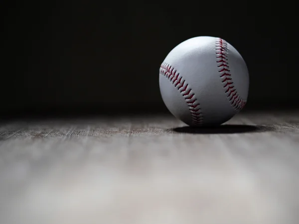 Бейсбол на черном фоне — стоковое фото