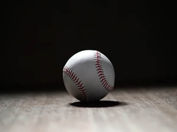 Beisebol em fundo preto — Fotografia de Stock