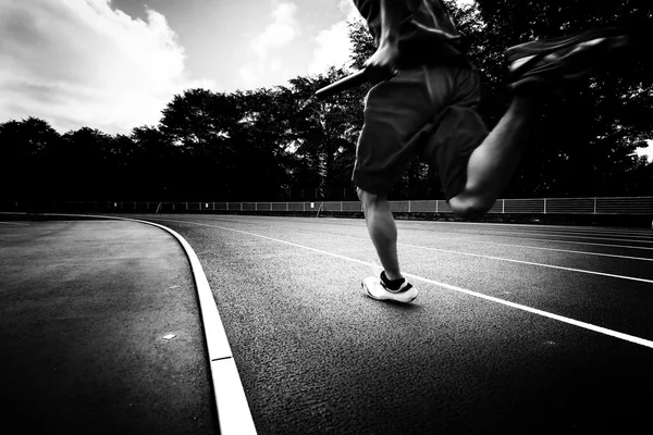 Correndo homem na pista — Fotografia de Stock