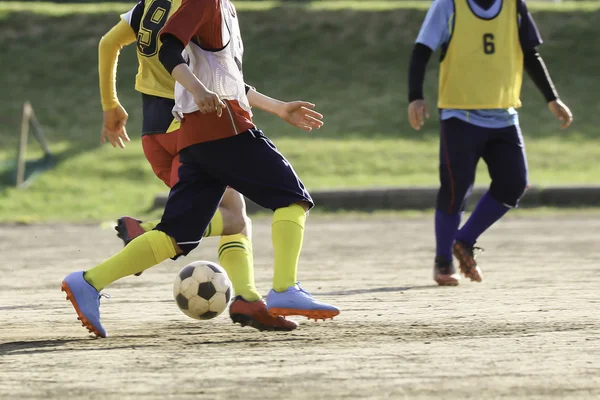 Prática de futebol na escola — Fotografia de Stock