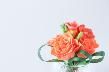 tablo üzerinde turuncu gül