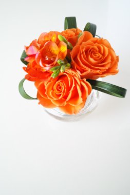 tablo üzerinde turuncu gül buketi