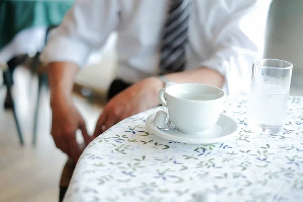 Hombre de negocios beber café en la cafetería —  Fotos de Stock