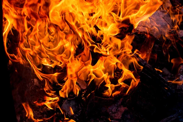 Yangın ve siyah backfround — Stok fotoğraf