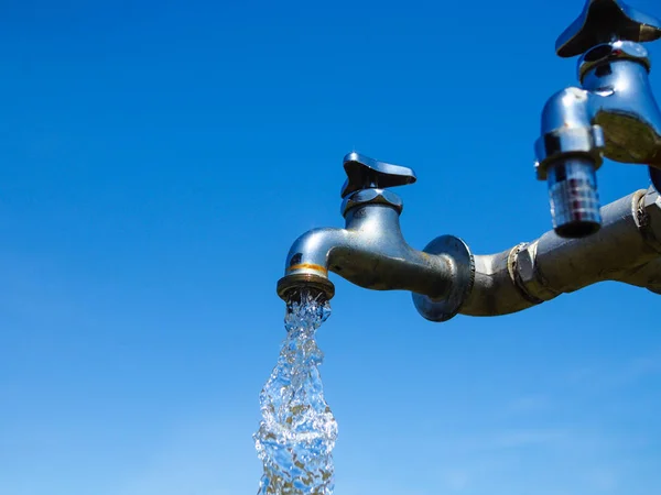 Water and blue sky — Stock Photo, Image