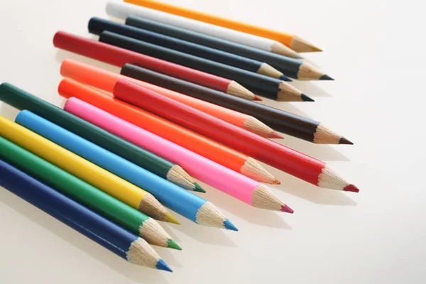 Färgat ritstift på vitt skrivbord — Stockfoto
