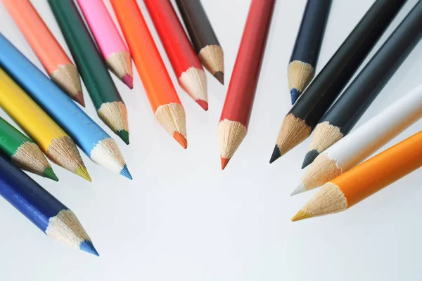 Crayon de couleur sur bureau blanc — Photo