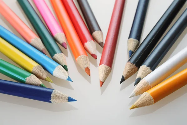 Crayon de couleur sur bureau blanc — Photo