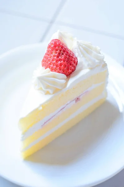 Strawberry shortcake in café — Stockfoto