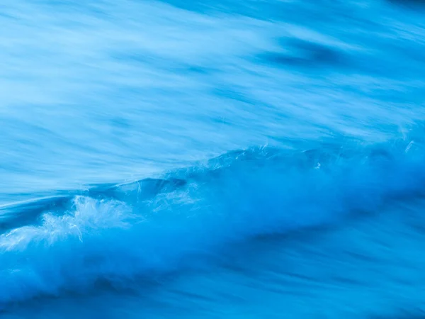 蓝色的波浪在夏天 — 图库照片