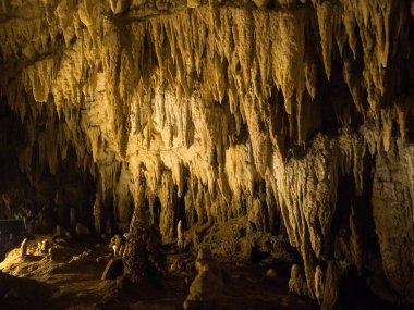 Kireçtaşı mağara içinde Japonya