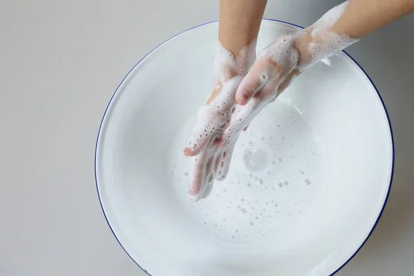 Wassen hand met soep — Stockfoto