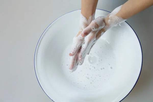Wassen hand met soep — Stockfoto