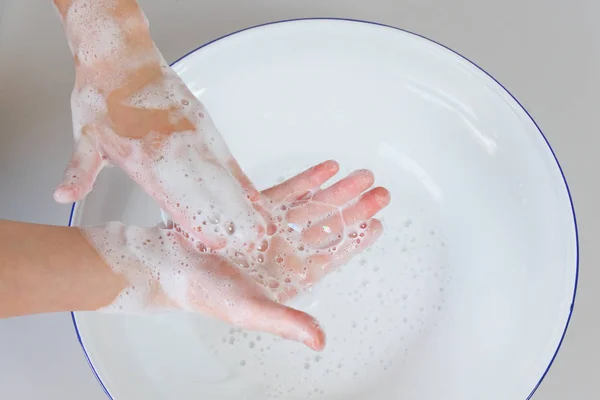 Lavar la mano con sopa — Foto de Stock