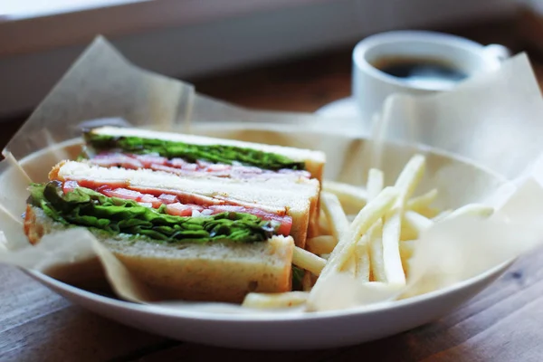 Сендвіч і кава в кафе — стокове фото