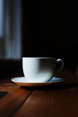 tablo üzerinde beyaz fincan