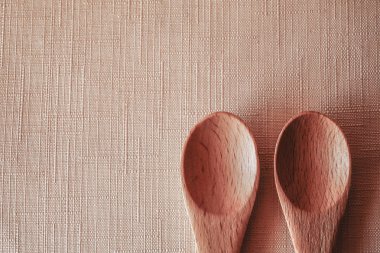 Masada iki tahta kaşık