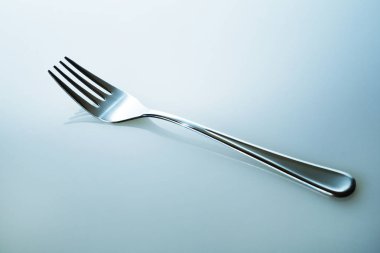 tablo üzerinde demir çatalı
