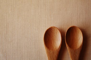 Masada iki tahta kaşık