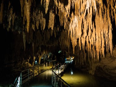 Kireçtaşı mağara içinde Japonya