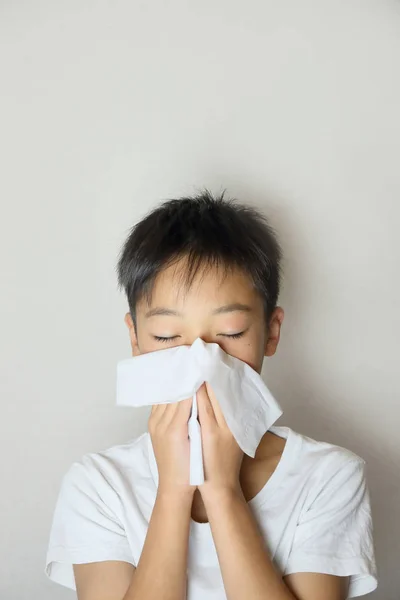 A boy biting nose — Stock Photo, Image