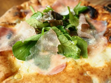 Kafede yiyecek pizza