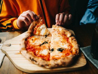 Kafede yiyecek pizza